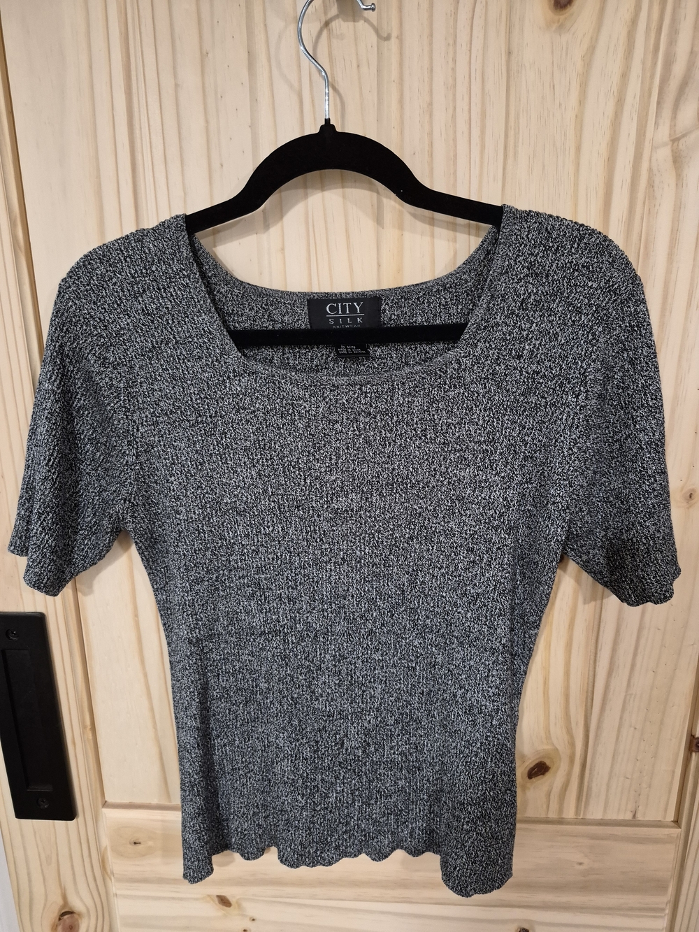 Women's Black And Whitr Short Sleeve Knit Top
